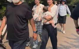 今日吃瓜头条74岁张纪中黑脸训斥老婆：3个保姆都不敢劝架游客也被吓得远离